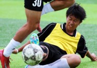 易游体育直播团队-包含冲锋陷阵：足球赛事场面热度不减的词条