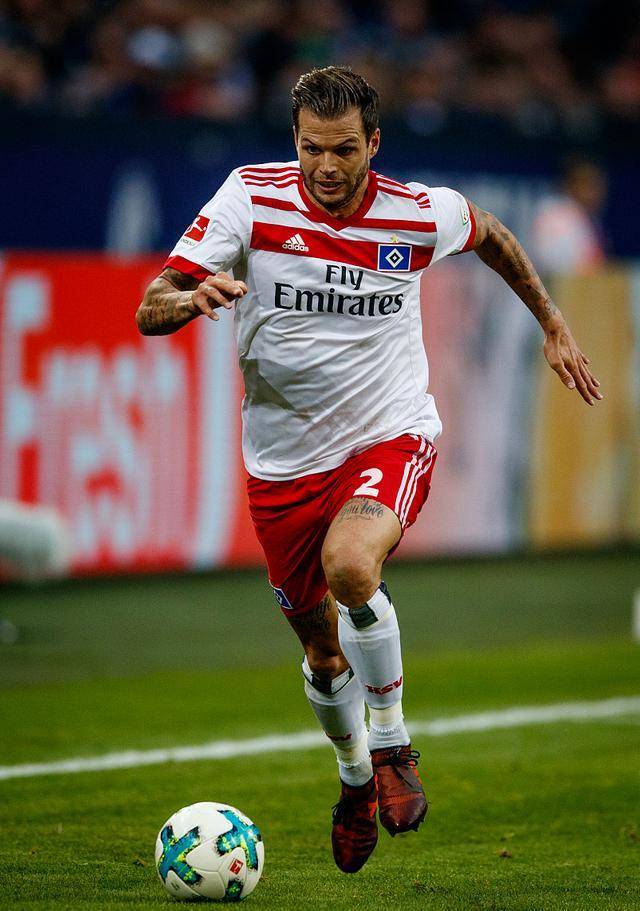 关于凯泽斯劳滕球员庆祝进球,获得球迷热情支持的信息 关于凯泽斯劳滕球员庆祝进球,获得球迷热情支持的信息